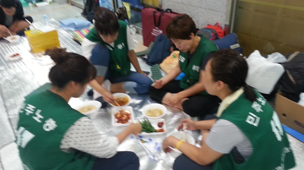 농성장에서 국밥으로 아침식사 하고 있는 요금수납노동자들

