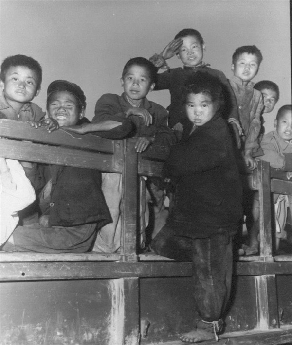 전쟁고아들이  트럭에 실려 고아원으로 가고 있다(1950. 11. 2.). 