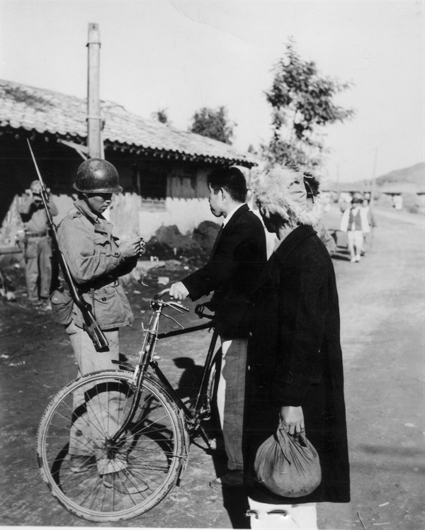 원산, 국군이 지나가는 민간인들을 검문하고 있다(1950. 11. 2.).