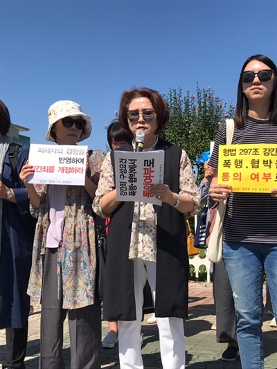 208개의 여성인권단체들이 연합해 만든 연대체인 '강간죄 개정을 위한 연대회의'는 18일 오전 11시 국회 정문 앞에서 기자회견을 열고 "국회가 강간죄를 개정해 '미투운동'에 응답해야 한다"고 주장했다. 현혜순 한국여성상담센터 센터장이 발언하고 있다. 