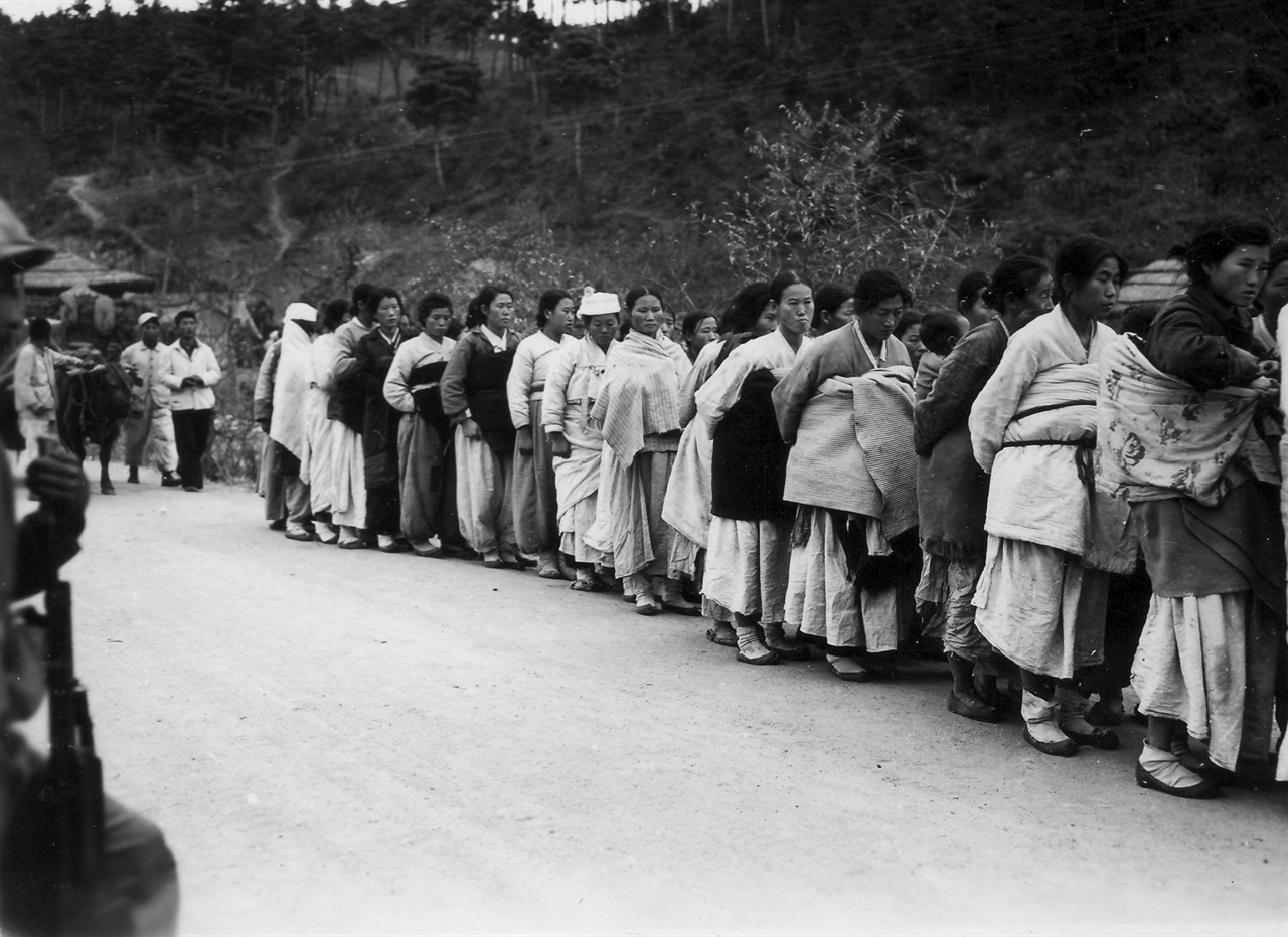 유엔군이 주민 가운데 인민군 부역 혐의자를 찾고 있다(1950. 11. 7.).