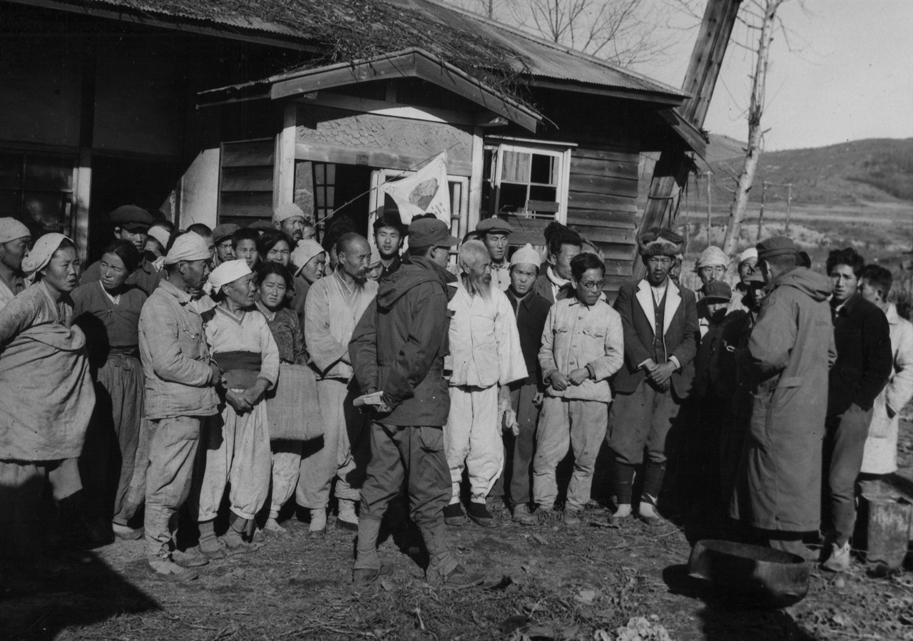 유엔군이 북한 점령지 주민들을 모은 뒤 임시대표를 뽑고 있다(1950. 11. 12.). 