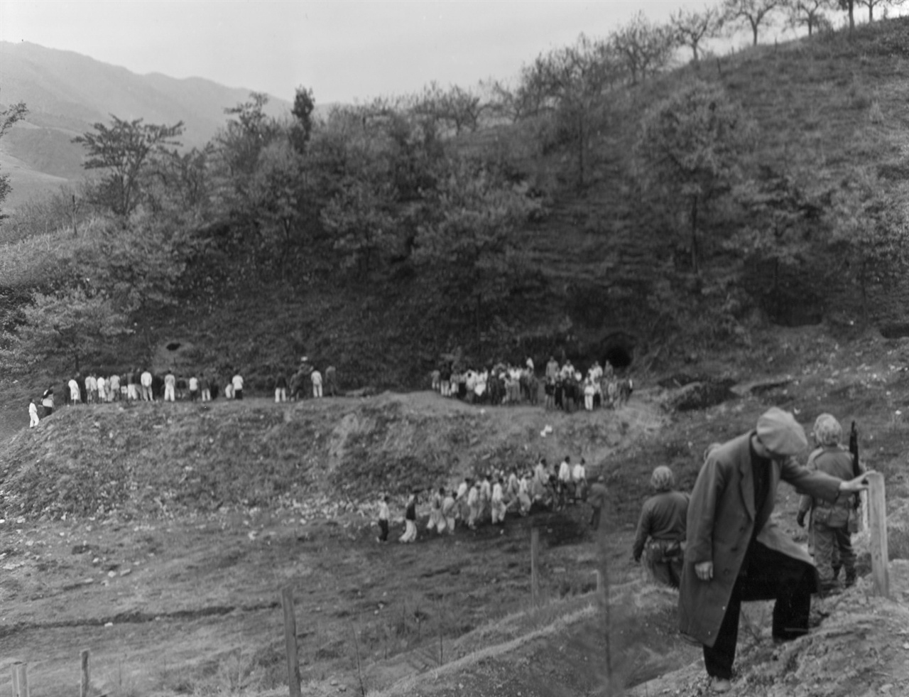 집단 학살 현장으로 암매장된 어느 산골골짜기(1950. 11. 14.).