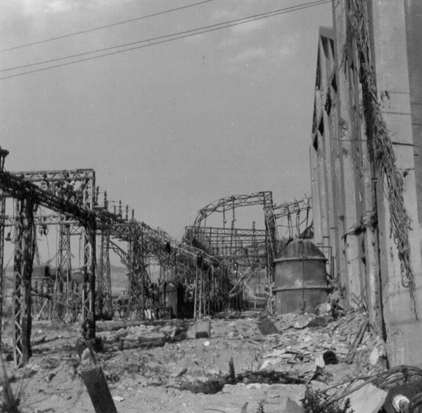 파괴된 흥남송전소(1950. 11. 18.).