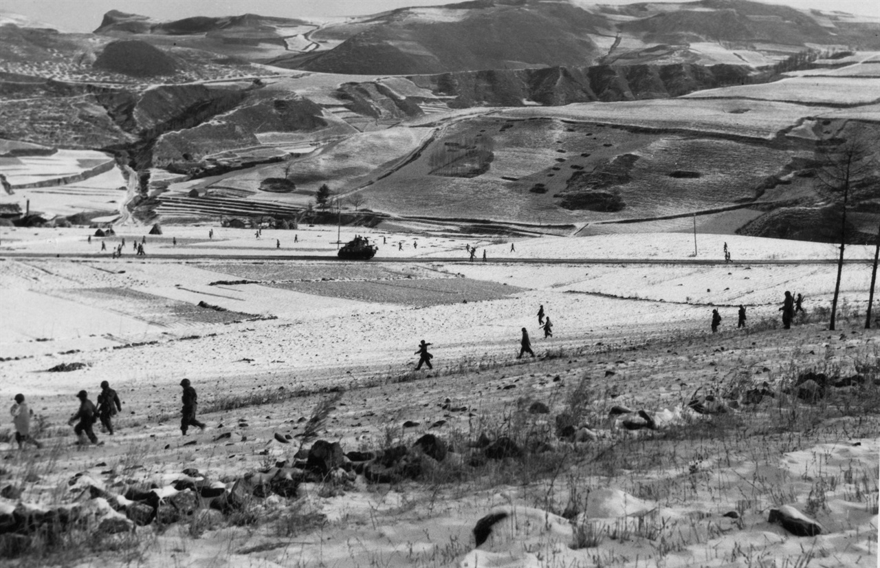 미 7사단 장병들이 국경지대인 압록강까지 진격하고 있다(1950. 11. 21.).