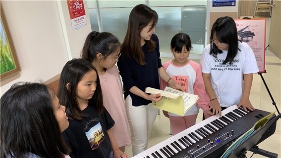  밴드악기체험 중 재즈베리(Jazzvery) 피아니스트 김나래씨와 함께 연주를 준비하는 학생들.