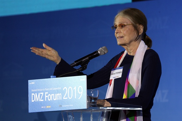  글로리아 스타이넴(Gloria STEINEM) 여사가 19일 오전 킨텍스 제1전시관 3층 그랜드볼룸홀에서 열린 ‘DMZ 포럼 2019 개회식’에서 기조연설을 하고 있다. 