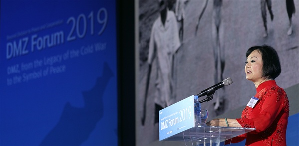 판티 킴푹(PHAN THI Kim Phuc) 여사가 19일 오전 킨텍스 제1전시관 3층 그랜드볼룸홀에서 열린 ‘DMZ 포럼 2019 개회식’에서 기조연설을 하고 있다. 