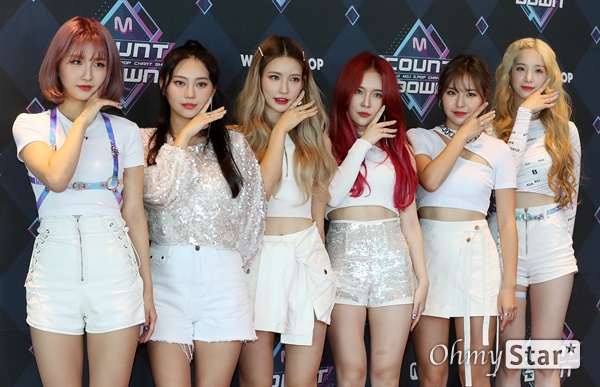 '엠카' ANS, 데뷔 인사 ANS가 19일 오후 서울 상암동 CJ ENM에서 열린 <엠카운트다운> 포토월 행사에서 포토타임을 갖고 있다.