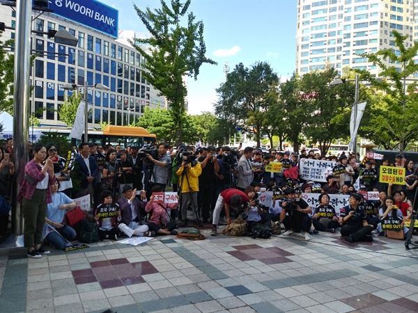 김기현 전 울산시장이 19일 오후 2시 울산 남구 삼산동 롯데백화점 광장에서 삭발을 하는 모습을 지지자와 언론사 기자들이 보고 있다