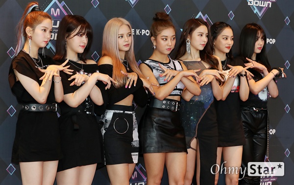 '엠카' CLC, 댄스머신들의 매력 CLC이 19일 오후 서울 상암동 CJ ENM에서 열린 <엠카운트다운> 포토월 행사에서 포토타임을 갖고 있다.