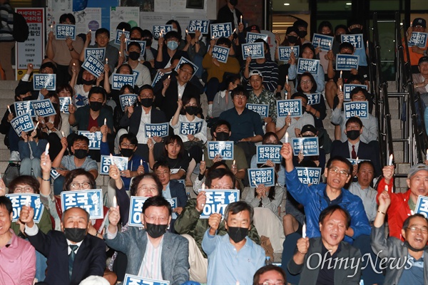 19일 오후 서울 연세대 학생회관앞에서 재학생과 졸업생 등이 참석한 조국 법무부장관 사퇴촉구 집회가 열리고 있다. 집회는 오후 7시 30분부터 약 1시간 동안 진행됐다.