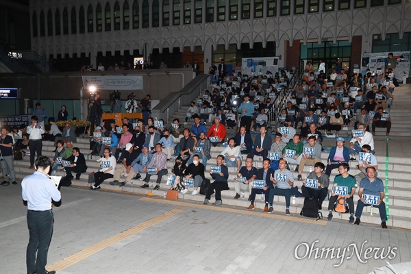 19일 오후 서울 연세대 학생회관앞에서 재학생과 졸업생이 참석한 가운데 조국 법무부장관 사퇴촉구 집회가 열리고 있다. 앞줄에 위치한 다수는 중장년층 참석자다. 
