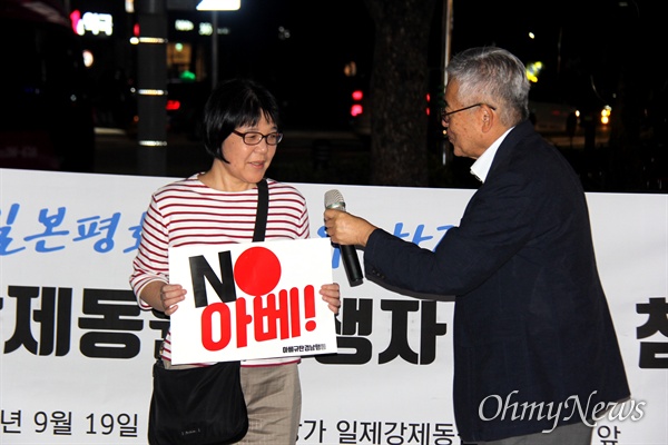  '한일시민교류단' 회원들이 9월 19일 저녁 창원 정우상가 앞에 있는 '일제 강제징용 노동자상'을 참배하며 발언하고 있다.