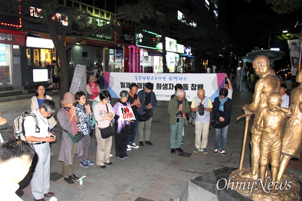 '한일시민교류단' 회원들이 9월 19일 저녁 창원 정우상가 앞에 있는 '일제 강제징용 노동자상'을 참배했다.