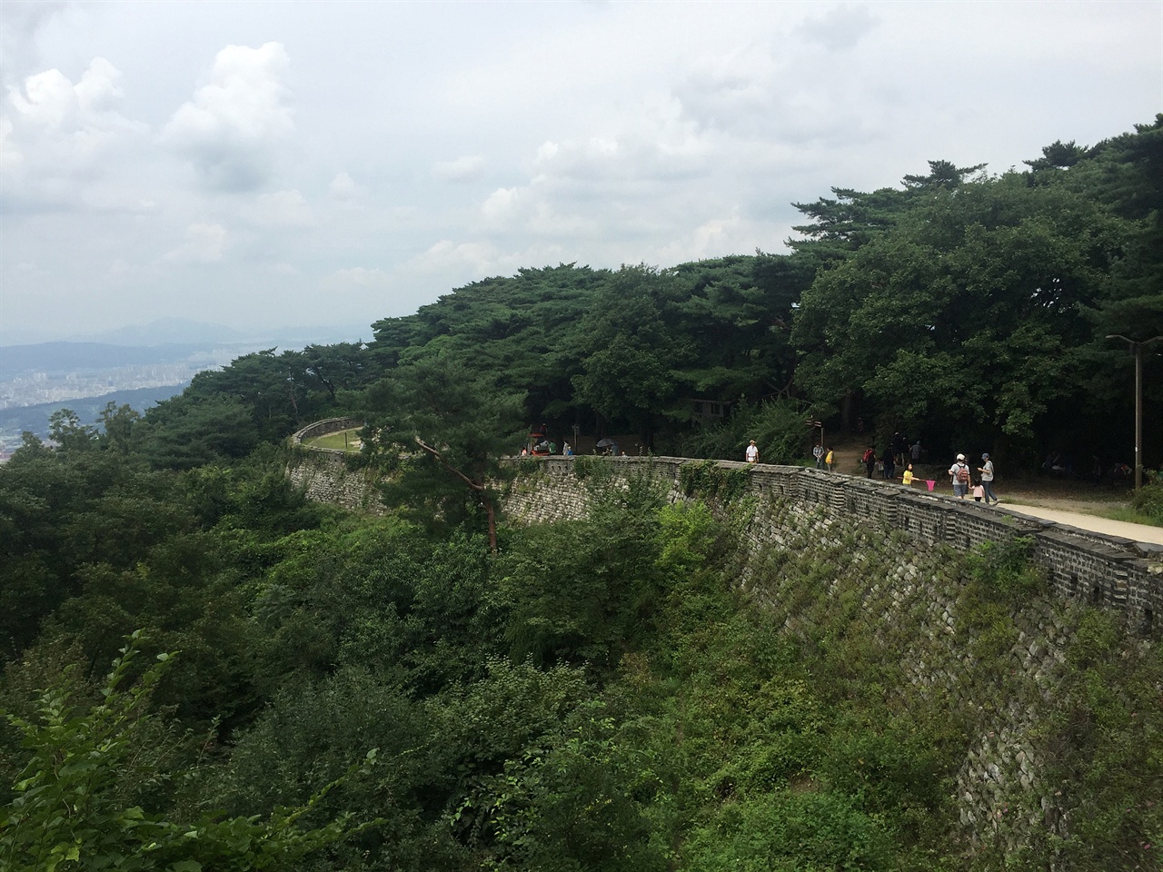 남한산성 서문과 수어장대 사이에 있는 성곽길 모습
