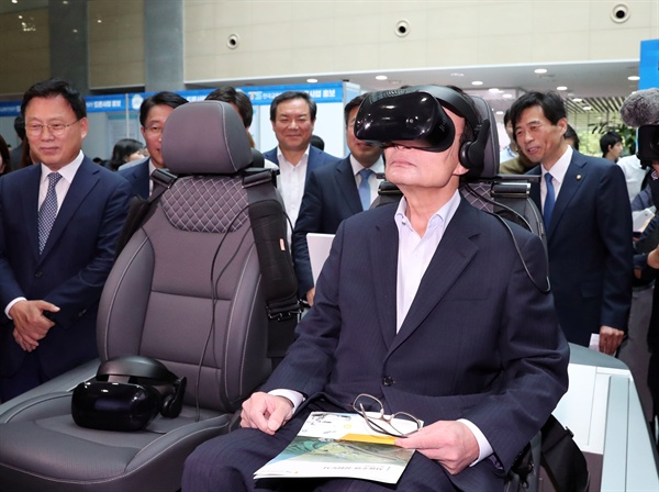 더불어민주당 이해찬 대표가 20일 오전 국회 의원회관에서 열린 더불어 2019 정책페스티벌에서 자율주행 자동차 시뮬레이터를 체험하고 있다.