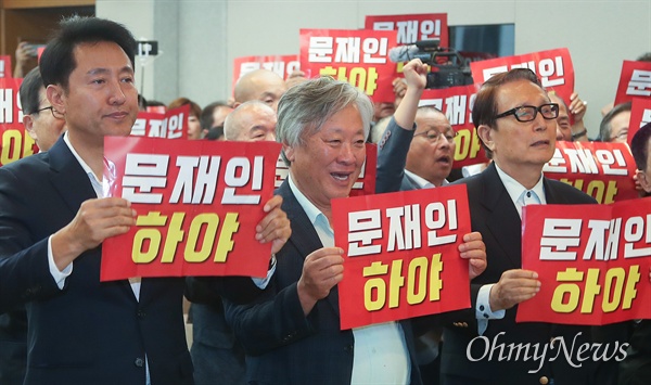 [오마이포토] ‘문재인하야 범국민투쟁본부 결성식’ 참석한 이문열 