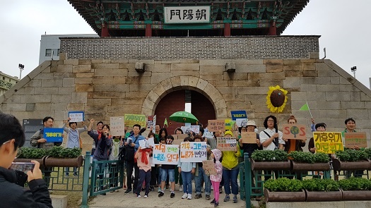 충남 홍성 조양문 앞에 모인 '기후위기 충남비상행동' 시민들 