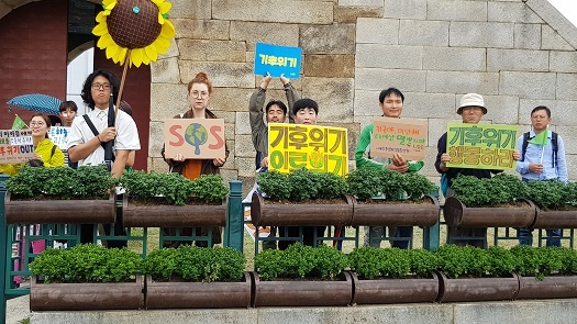 '기후 위기 인류위기'. 홍성 조양문 앞에 모인 '기후위기 충남비생행동' 시민들 