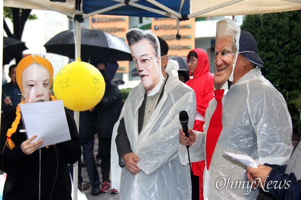 9월 21일 오후 창원 분수광장에서 열린 '921 기후위기 비상행동 거리행진'에서 그레타 툰베리, 문재인 대통령, 트럼프 대통령의 모형을 하고 상황극이 진행되고 있다.
