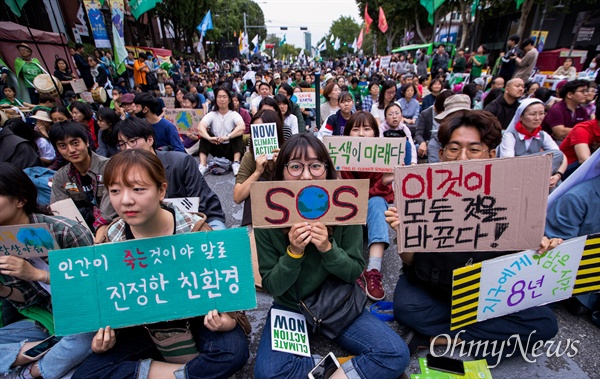 국제 기후 주간을 맞은 21일 오후 서울 종로구 혜화역 앞에서 기후위기 비상행동 집회가 열리고 있다. 