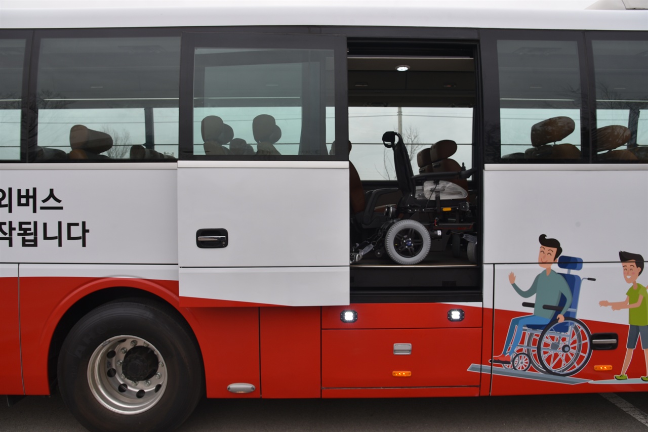  '휠체어 탑승설비를 갖춘 고속 시외버스'에 시범 사업으로 설치될 휠체어 탑승 전용 승강구이다