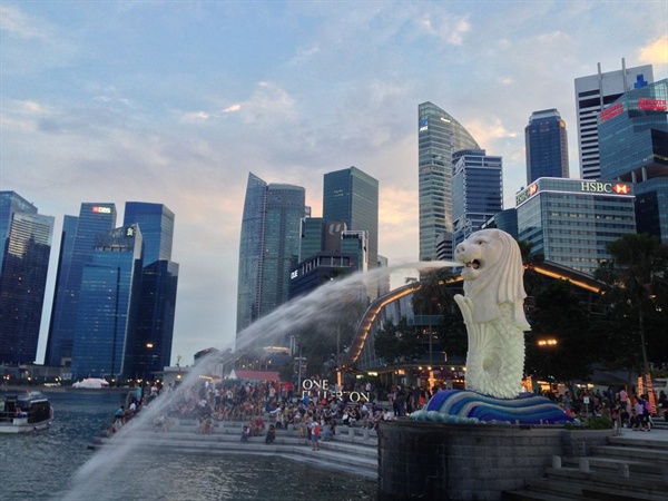 싱가포르의 상징 멀라이언과 그 주변의 금융가 모습.