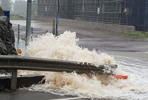 22일 제17호 태풍 '타파'가 제주를 덮친 가운데, 제주시 노형동 도로의 갓길에 빗물이 넘치고 있다. 