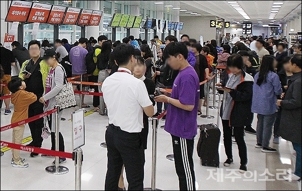 제17호 태풍 타파가 북상하면서 22일 제주공항 항공기 300여편이 결항됐다. 이날 오전 공항 대합실은 한산한 모습을 보였지만 오후들어 운항 재개를 기대하는 승객들이 서서히 몰리고 있다. ⓒ제주의소리 [김정호 기자]