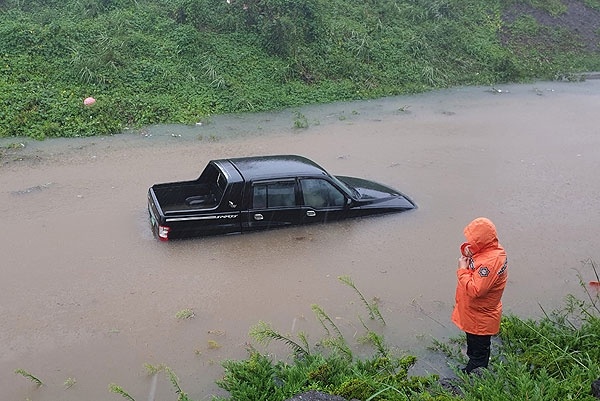 22일 제17호 태풍 '타파'가 제주를 덮친 가운데, 제주시 평화로 인근 갓길에서 SUV차량이 폭우에 잠겨 있다. 사진=제주소방안전본부
