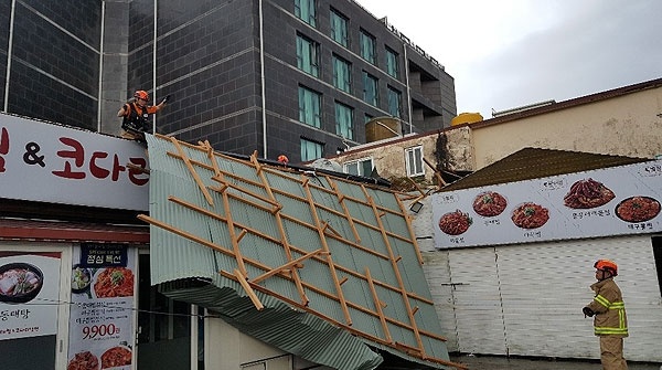 22일 제17호 태풍 '타파'가 제주를 덮친 가운데, 서귀포시 서귀동의 한 식당 지붕이 바람에 뜯겼다. 사진=제주소방안전본부