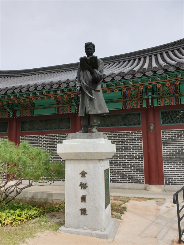 김유정문학촌에 위치한 한국 단편문학의 대작가이자 춘천이 자랑하는 소설가인 김유정의 동상
