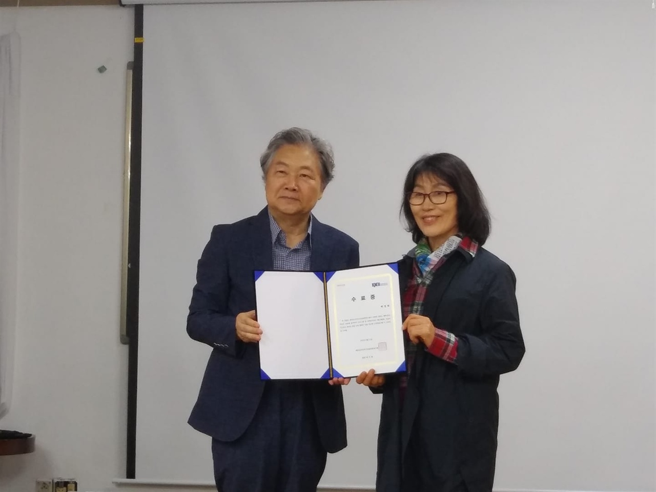  소설가 백정희씨가 평화통일학교 수료증을 받고 있다.