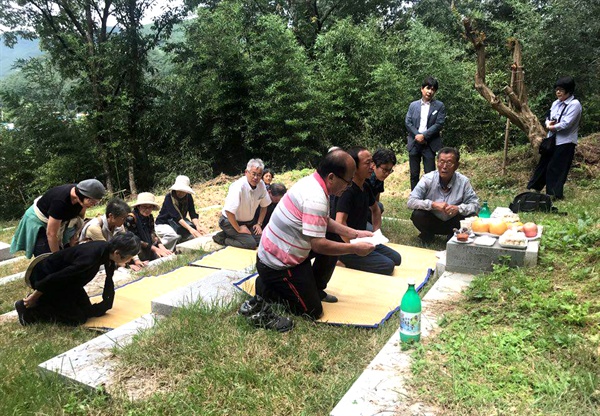 한일시민교류단 회원들이 의령 출신인 고 서정우 선생의 친족묘지를 찾아 참배했다.