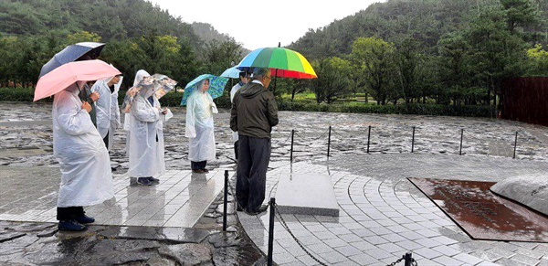 한일시민교류단 회원들이 김해 봉하마을 고 노무현 대통령 묘소를 참배했다.