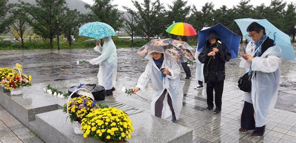 한일시민교류단 회원들이 김해 봉하마을 고 노무현 대통령 묘소를 참배했다.