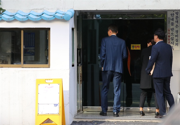 23일 오전 검찰 수사관들이 조국 법무부 장관의 서울 서초구 방배동 자택으로 들어가고 있다.