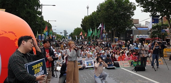 서울 대학로에 모인 '기후위기 비상 행동' 집회 3000여 명의 시민들이 모였다. 여기에는, 학생, 노동자, 종교인, 교사, 녹색당, 한살림 등 330여 개 시민 단체 등이 연대하고 있다.