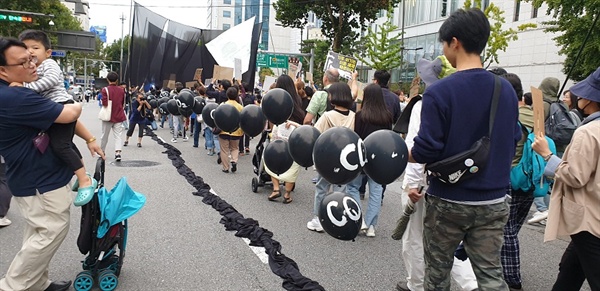 집회 참가자들은 다양한 홍보, 선전 도구들을 준비해 와서 자신의 주장을 표현하였다.