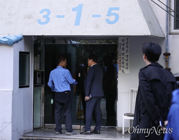지난 23일 오후 서울 서초구 조국 법무부 장관 자택에 압수수색을 나선 검찰 관계자가 외출 후 현관을 들어서고 있다.