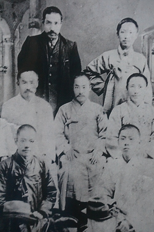 김동삼과 협동학교 교직원 사진(1907년)으로 사진 왼쪽 맨 위에 있는 분이 일송 김동삼이다.