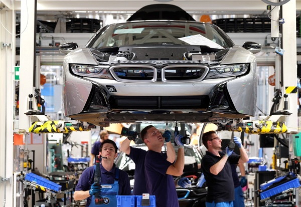 독일의 자동차회사 BMW 라이프치히 공장에서 노동자들이 전기차 조립작업을 하고 있다.