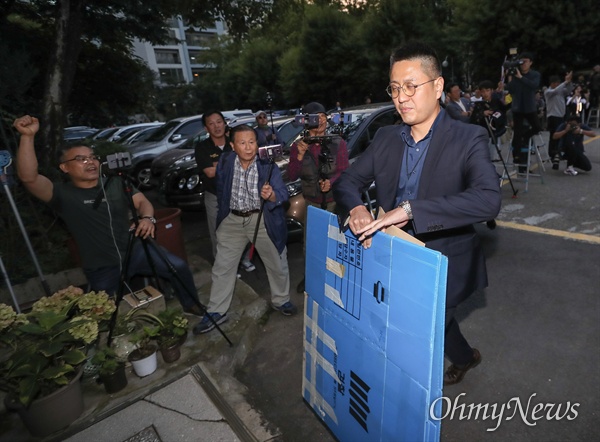 23일 오후 서울 서초구 방배동 조국 법무부장관 자택에서 압수수색이 진행되는 가운데, 한 검찰관계자가 압수물 담을 박스를 들고 조 장관 자택으로 들어가고 있다.