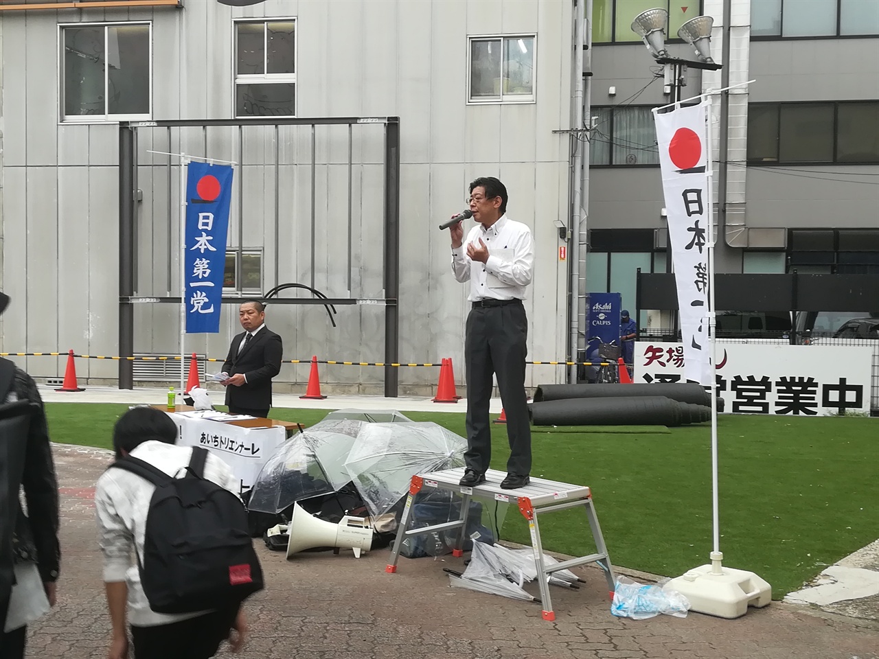 전시 재개 집회를 비난하는 우익 단체(일본 제일당) 회원