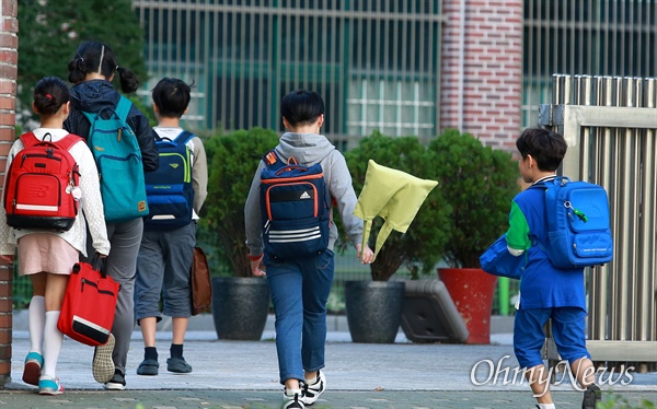 서울 한 초등학교에서 학생들이 등교하고 있는 모습. 