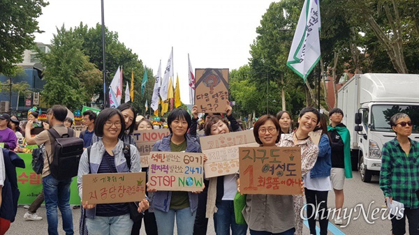 지난 21일, 세계 곳곳에서 기후 파업 주간을 맞아 기후 위기를 알리는 비상행동이 동시 다발적으로 이뤄진 가운데, 서울시 종로구 대학로에서도 기후 위기를 알리는 행사가 진행됐다.
