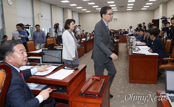 집단 퇴장하는 한국당  2019년 9월 24일 오전 열린 국회 교육위원회 전체회의에서 이찬열 위원장이 고교 무상교육 법안인 초·중등교육법 개정안과 지방교육재정교부금법 개정안을 표결에 부치자, 자유한국당 곽상도, 전희경 의원등이 집단퇴장하고 있다. 