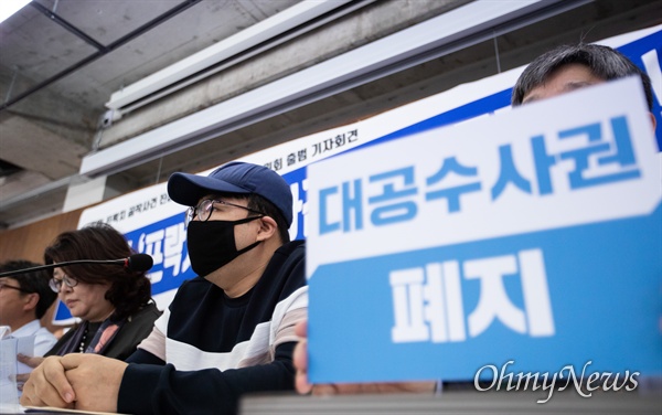 24일 오전 서울 종로구 참여연대에서 열린 국정원 ‘프락치’ 공작사건 진상조사 결과 발표 기자회견에서 해당사건에 관련한 공익 제보자가 참석하고 있다.