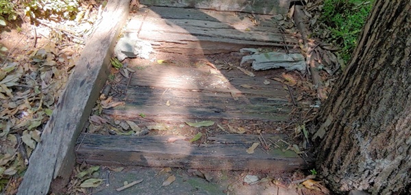  침목 계단 곳곳이 파손된 채 방치돼 있는 고양시 마상근린공원 산책로.